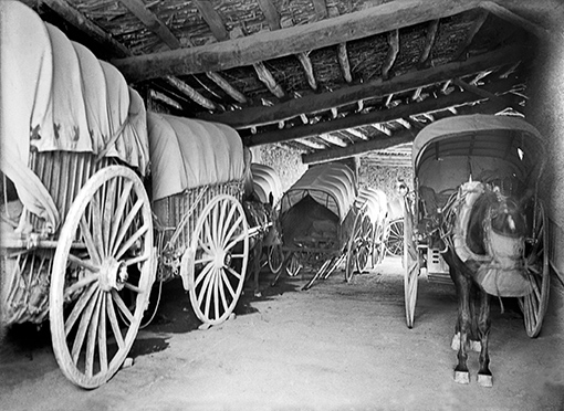 Les tartanes aparcades en la cotxera de La Fonda del Remei, a Moià, escenari que va servir de referencia per realizar el quadre homònim. Foto: Ramon Casas (Col. Família Codina)