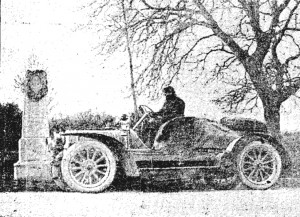 Ramon Casas davant l'obelisc en memòria de Marcel Renault. Foto: Los Deportes. 19 de maig de 1906