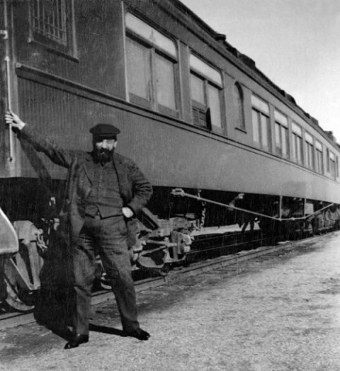 Fotografía de Casas junto a un vagón de pasajeros del Sunset Express, probablemente tomada en diciembre de 1908 durante su primera visita americana.